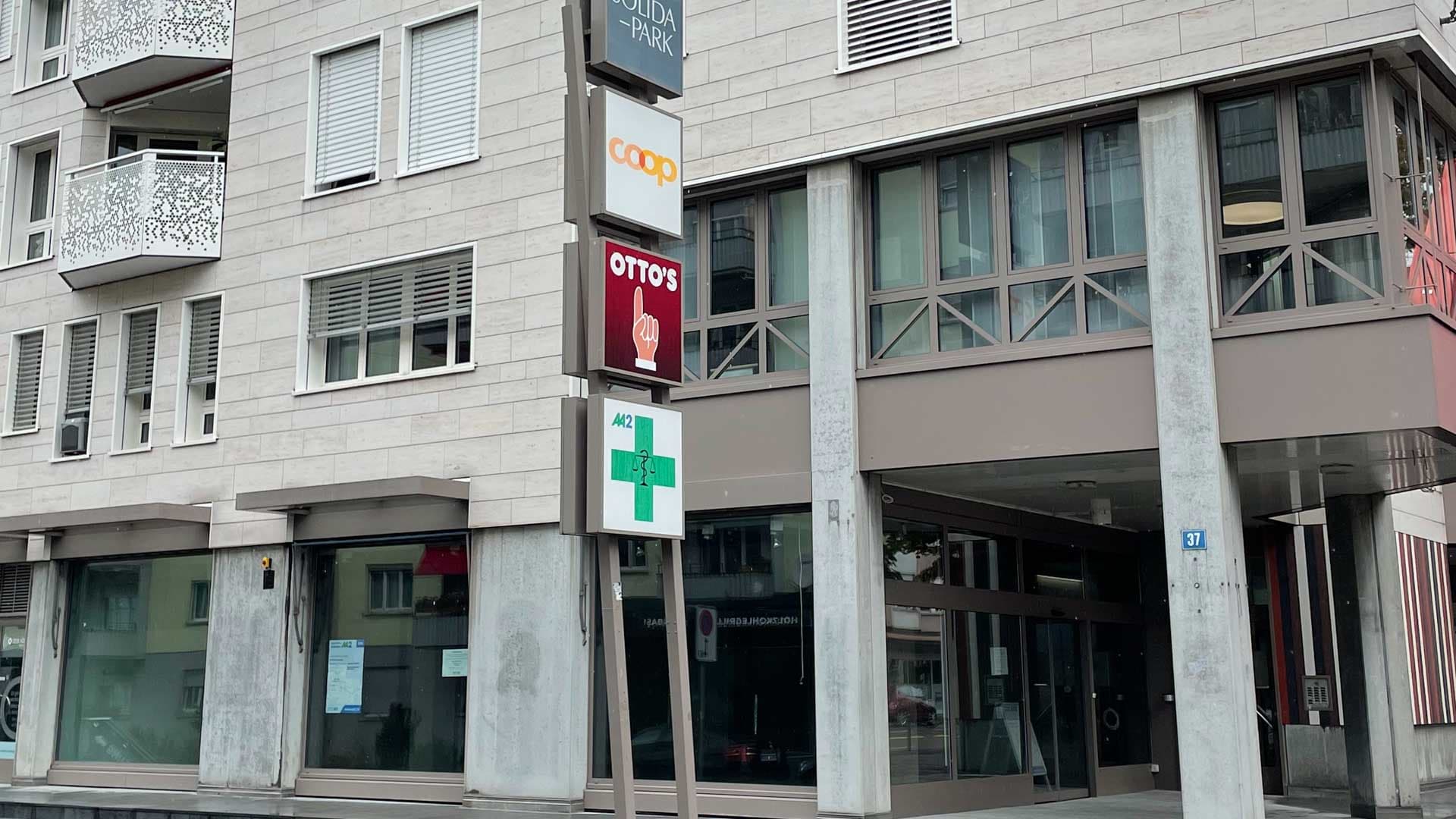 AZP Altstetten - Moderne Zahnarztpraxis in Zürich Altstetten mit freundlichem Wartezimmer