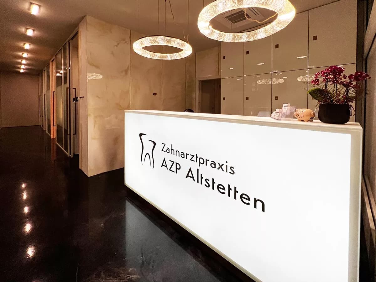AZP Altstetten - Moderne Zahnarztpraxis in Zürich Altstetten mit freundlichem Wartezimmer
